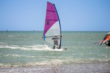 TORREMOLINOS, İspanya - 28 Mayıs 2023: Torremolinos, İspanya sahilindeki sörfçüler 28 Mayıs 2023