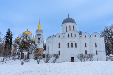 CHERNIHIV, UKRAINE - 27 Aralık 2021: Chernihiv, Ukrayna 'da birçok kilise ve manastırla birlikte tarihi şehir merkezinde yürüyüş