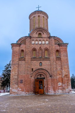 CHERNIHIV, UKRAINE - 27 Aralık 2021: Chernihiv, Ukrayna 'da birçok kilise ve manastırla birlikte tarihi şehir merkezinde yürüyüş
