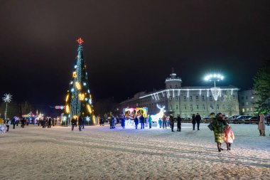 CHERNIHIV, UKRAINE - 27 Aralık 2021: Ukrayna 'nın Chernihiv kentinde 2022 yılbaşı öncesi şehir merkezinde aydınlanma