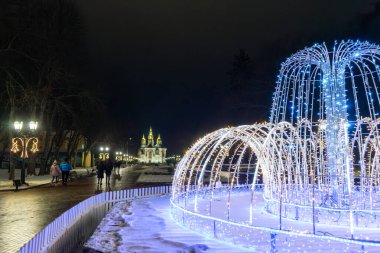 CHERNIHIV, UKRAINE - 27 Aralık 2021: Ukrayna 'nın Chernihiv kentinde 2022 yılbaşı öncesi şehir merkezinde aydınlanma