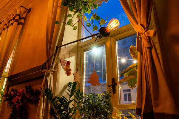 рождественские украшения на окне