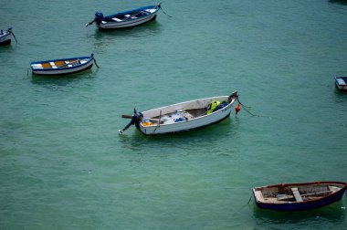 CADIZ, İspanya - 30 Nisan 2023: Cadiz, İspanya 'da La Caleta sahilinde tekneler