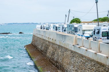 CADIZ, İspanya - 30 Nisan 2023: Cadiz, İspanya Saint Catalina Şatosu 30 Nisan 2023