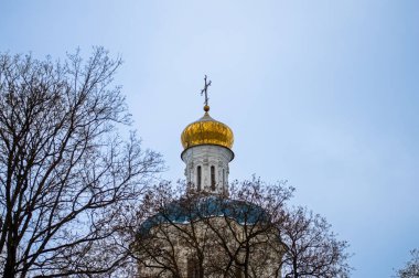 CHERNIHIV, UKRAINE - 27 Aralık 2021: Chernihiv, Ukrayna 'da birçok kilise ve manastırla birlikte tarihi şehir merkezinde yürüyüş