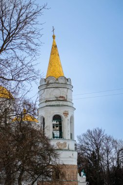 CHERNIHIV, UKRAINE - 27 Aralık 2021: Chernihiv, Ukrayna 'da birçok kilise ve manastırla birlikte tarihi şehir merkezinde yürüyüş