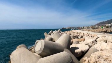BENALMADENA, İspanya - 2 Eylül 2023 'te İspanya' nın Benalmadena kentinde yaz sabahı yat marinası