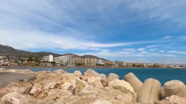 BENALMADENA, İspanya - 2 Eylül 2023 'te İspanya' nın Benalmadena kentinde yaz sabahı yat marinası
