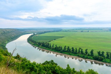 Dinyester Nehri 'nin Panoraması. Kanyonlu manzara, orman ve önünde bir nehir. Dniester Nehri. Ukrayna