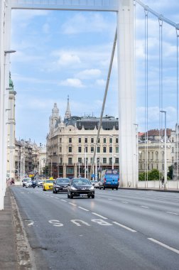 BUDAPEST, HUNGARY - 7 Temmuz 2023: Budapeşte, Macaristan 'da Tuna üzerindeki Elisabeth Köprüsü