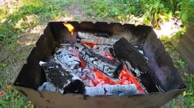Açık havada ateşte ızgara ızgara. Ateş alevi.
