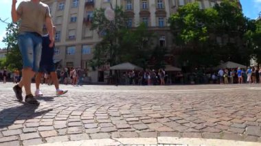 BUDAPEST, HUNGARY - 7 Temmuz 2023: 7 Temmuz 2023 tarihinde Macaristan 'ın Budapeşte kentindeki ilk Macaristan Kralı Stephen' ın anısına St. Stephen Bazilikası 'na doğru yolda yürümek