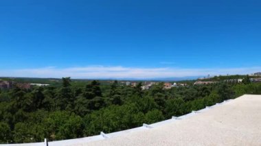 MADRID, İspanya - 8 Temmuz 2023: Mirador de la Cornisa del Palacio Real 'den panoramik şehir manzarası 8 Temmuz 2023