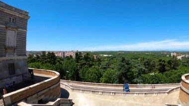 MADRID, İspanya - 8 Temmuz 2023: Mirador de la Cornisa del Palacio Real 'den panoramik şehir manzarası 8 Temmuz 2023