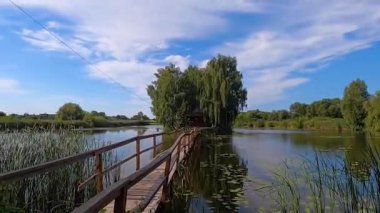 Yazın gölün ortasında küçük bir adada balıkçıların evi. Eski Solotvyn köyü, Ukrayna.