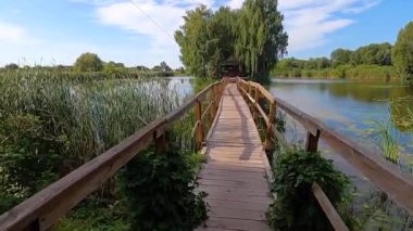 Yazın gölün ortasında küçük bir adada balıkçıların evi. Eski Solotvyn köyü, Ukrayna.