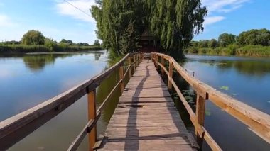 Yazın gölün ortasında küçük bir adada balıkçıların evi. Eski Solotvyn köyü, Ukrayna.