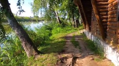 Yazın gölün ortasında küçük bir adada balıkçıların evi. Eski Solotvyn köyü, Ukrayna.