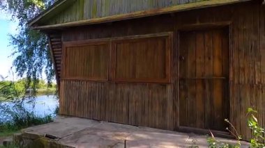 Yazın gölün ortasında küçük bir adada balıkçıların evi. Eski Solotvyn köyü, Ukrayna.