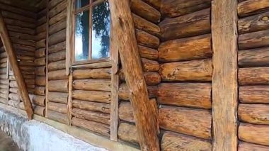 Yazın gölün ortasında küçük bir adada balıkçıların evi. Eski Solotvyn köyü, Ukrayna.