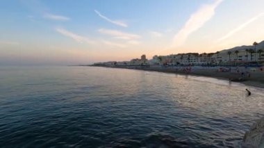 TORREMOLINOS, SPAIN - 20 Ağustos 2023: Rincon del Sol plajı üzerinde gün batımı, Akdeniz Torremolinos, Malaga, İspanya 'da 20 Ağustos 2023