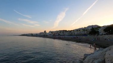TORREMOLINOS, SPAIN - 20 Ağustos 2023: Rincon del Sol plajı üzerinde gün batımı, Akdeniz Torremolinos, Malaga, İspanya 'da 20 Ağustos 2023