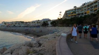 TORREMOLINOS, SPAIN - 20 Ağustos 2023: Rincon del Sol plajı üzerinde gün batımı, Akdeniz Torremolinos, Malaga, İspanya 'da 20 Ağustos 2023