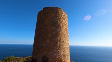 Akdeniz kıyı manzarası. Tarihsel Torre Vigia De Cerro Gordo. Yağmacı korsanlara dikkat eden bir gözetleme kulesi. La Herradura, Andulasia, Güney İspanya