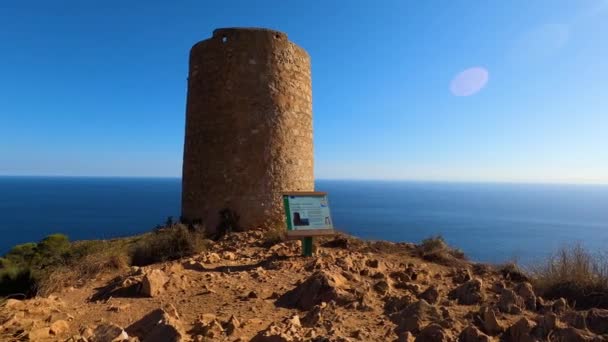 Välimeren Rannikkomaisema Historiallinen Torre Vigia Cerro Gordo Vartiotorni Joka Etsii — kuvapankkivideo