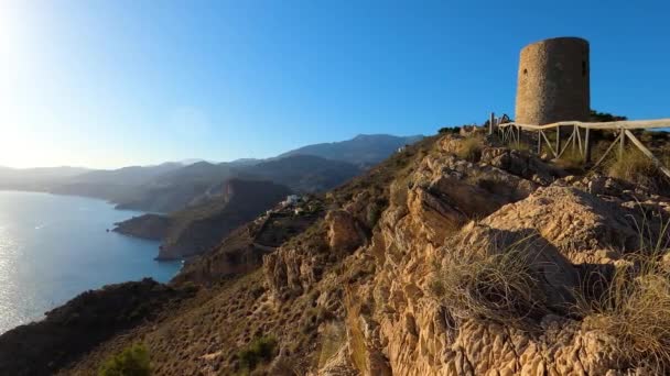 Средиземноморский Прибрежный Пейзаж Историческая Башня Виджиа Серро Гордо Наблюдательная Башня — стоковое видео