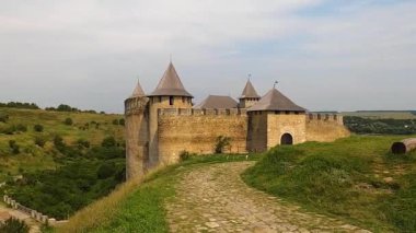KHOTYN, UKRAINE - 24 Ağustos 2021 'de Ukrayna' nın başkenti Khotyn 'de 14. yüzyılda inşa edilen Khotyn kalesi