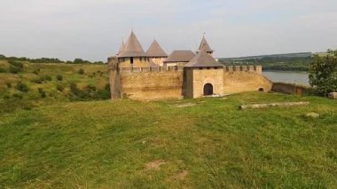 KHOTYN, UKRAINE - 24 Ağustos 2021 'de Ukrayna' nın başkenti Khotyn 'de 14. yüzyılda inşa edilen Khotyn kalesi