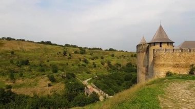 KHOTYN, UKRAINE - 24 Ağustos 2021 'de Ukrayna' nın başkenti Khotyn 'de 14. yüzyılda inşa edilen Khotyn kalesi