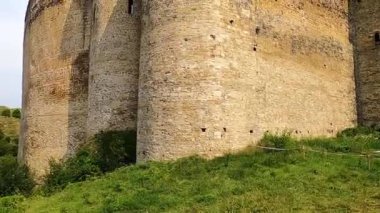 KHOTYN, UKRAINE - 24 Ağustos 2021 'de Ukrayna' nın başkenti Khotyn 'de 14. yüzyılda inşa edilen Khotyn kalesi