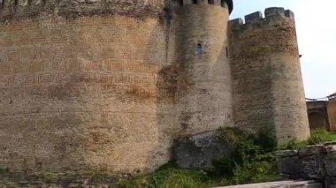 KHOTYN, UKRAINE - 24 Ağustos 2021 'de Ukrayna' nın başkenti Khotyn 'de 14. yüzyılda inşa edilen Khotyn kalesi