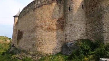 KHOTYN, UKRAINE - 24 Ağustos 2021 'de Ukrayna' nın başkenti Khotyn 'de 14. yüzyılda inşa edilen Khotyn kalesi