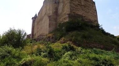 KHOTYN, UKRAINE - 24 Ağustos 2021 'de Ukrayna' nın başkenti Khotyn 'de 14. yüzyılda inşa edilen Khotyn kalesi