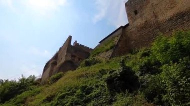 KHOTYN, UKRAINE - 24 Ağustos 2021 'de Ukrayna' nın başkenti Khotyn 'de 14. yüzyılda inşa edilen Khotyn kalesi