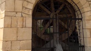 KHOTYN, UKRAINE - 24 Ağustos 2021 'de Ukrayna' nın başkenti Khotyn 'de 14. yüzyılda inşa edilen Khotyn kalesi