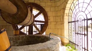 KHOTYN, UKRAINE - 24 Ağustos 2021 'de Ukrayna' nın başkenti Khotyn 'de 14. yüzyılda inşa edilen Khotyn kalesi