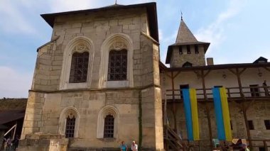 KHOTYN, UKRAINE - 24 Ağustos 2021 'de Ukrayna' nın başkenti Khotyn 'de 14. yüzyılda inşa edilen Khotyn kalesi