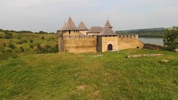 イギリスのKhotyn August 2021 14世紀にウクライナのコティン川の右岸に建てられたコティン要塞 2021年8月24日 — ストック動画