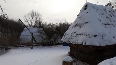 Geleneksel Ukrayna yel değirmeninin kış manzarası