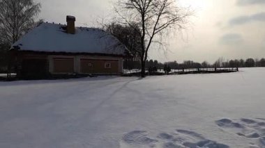 Geleneksel Ukrayna yel değirmeninin kış manzarası