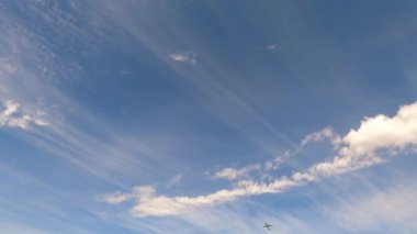 Mavi gökyüzü arka planında bulutlu uçak