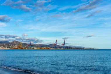 MALAGA, İspanya - 12 Aralık 2022: Malaga, İspanya 'daki limanın panoramik görünümü