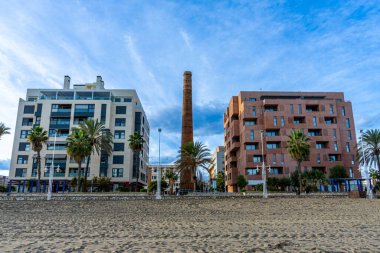MALAGA, İspanya - 12 Aralık 2022: Malaga, İspanya 'daki eski fabrika bacası