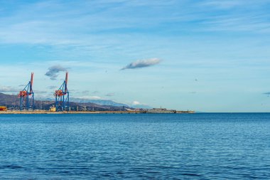 MALAGA, İspanya - 12 Aralık 2022: Malaga, İspanya 'daki limanın panoramik görünümü