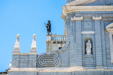 MADRID, İspanya - 8 Temmuz 2023: 8 Temmuz 2023 'te İspanya' nın Madrid şehrinde Santa Maria la Real de la Almudena Katedrali