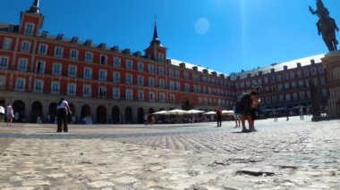 MADRID, SPAIN - 8 Temmuz 2023: Plaza Mayor 8 Temmuz 2023 tarihinde İspanya 'nın Madrid şehrinde büyük bir kamusal alandır.